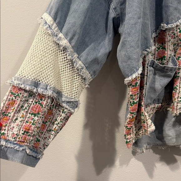 POL Denim and Cream Oversized Lightweight Floral Jean Jacket - Picture 4 of 11